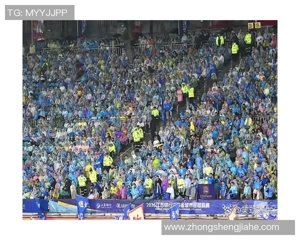 足球巨星现身机场粉丝热情迎接现场气氛火爆引人关注